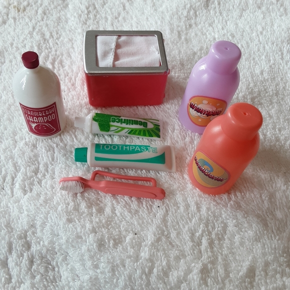 VARIETY OF SMALL DOLL KITCHEN AND BATH ACCESSORIES. - Picture 5 of 10